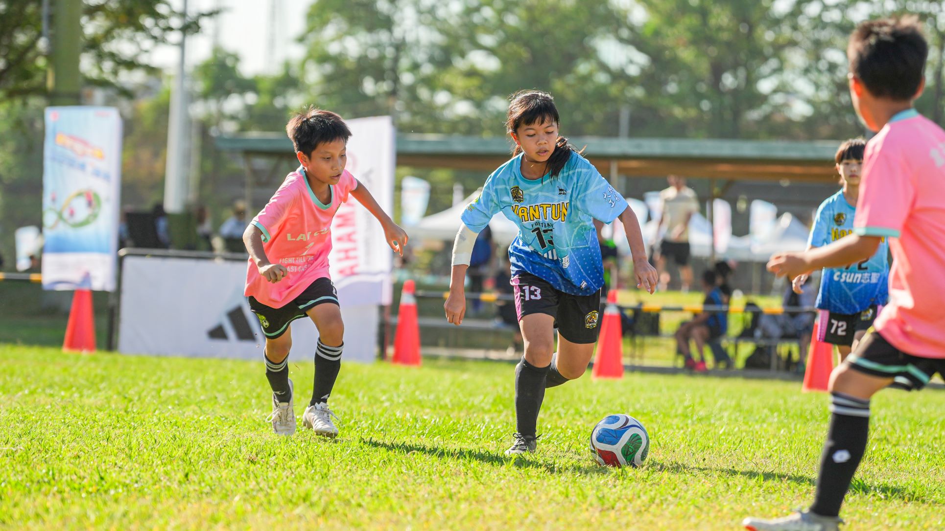 NTES-G(藍)面對男生球隊絲毫不怯場。（圖：台灣山葉機車提供） 